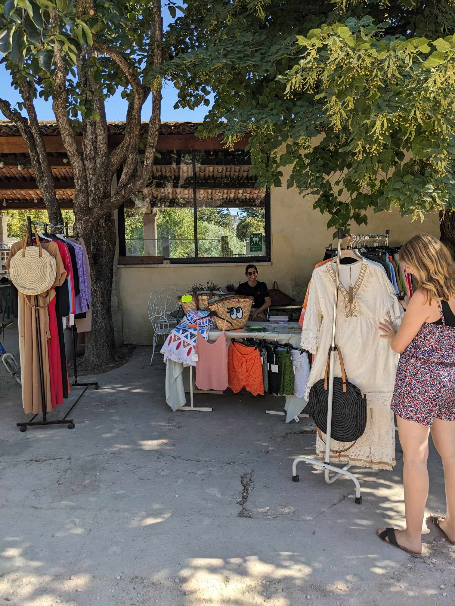 le petit marché du jeudi aux Cerisiers - Vente de vêtements