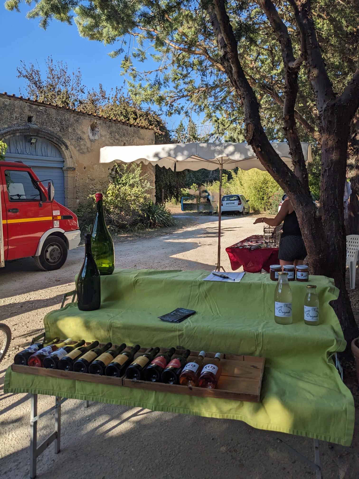 le petit marché du jeudi aux Cerisiers - Vente de vin domaine vauclusien