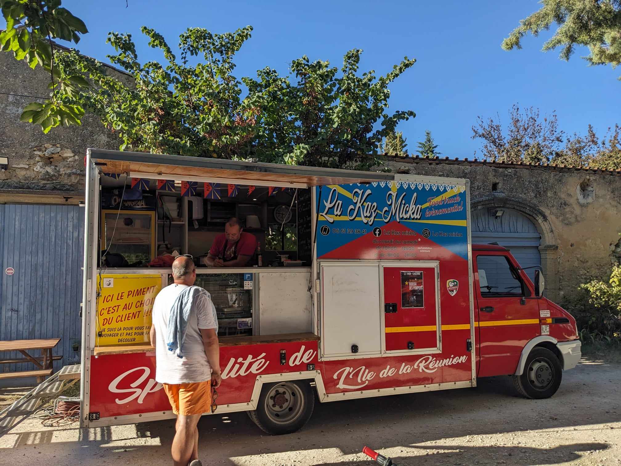 le petit marché du jeudi aux Cerisiers - Foodtruck