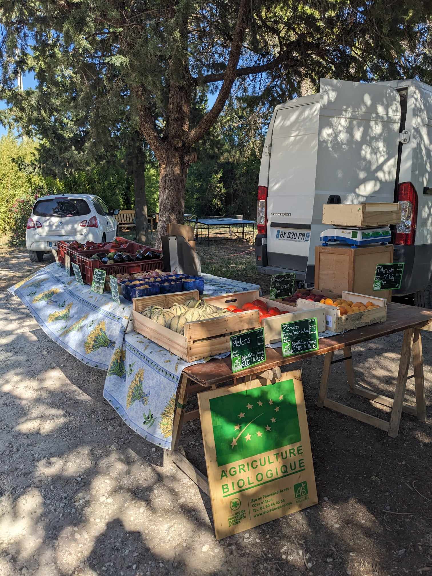 le petit marché du jeudi aux Cerisiers - vente de légumes bio locaux