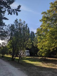 camping familial - emplacement camping car ombragé et spacieux