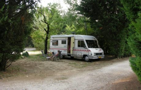 Emplacement avec camping car